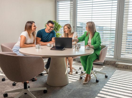 tři kolegyně a kolega během meetingu v zasedací místnosti