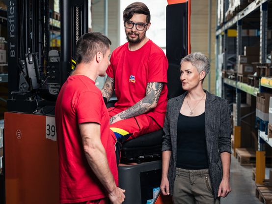 kolegyně a dva kolegové ve skladu