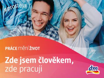 Mladý muž a žena se smějí ve uvolněném prostředí. Na fotka ke kampani Práce mění život je motto Zde jsem člověkem, zde nakupuji a hastag kampaně prostějá