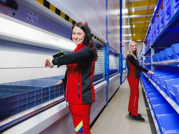 spolupracovnice při práci u kardexu