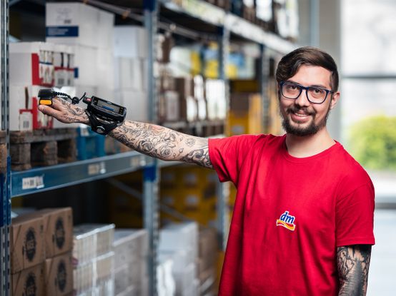 kolega skenující produkty ve skladu