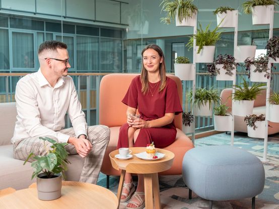 kolega s kolegyní v dialogicu u kávy