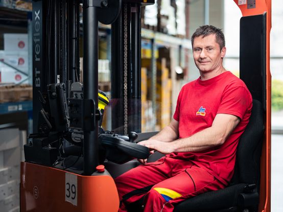 kolega sedící v ještěrce ve skladu