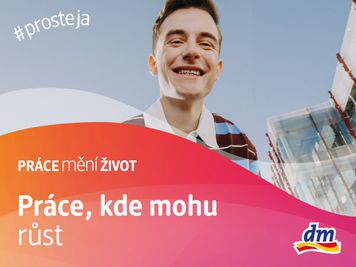 Mladý muž smějící se do kamery za krásného slunečného počasí. Fotka ke kampani Práce mění život