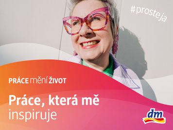 Smějící se žena s výraznými brýlemi. Fotka ke kampani Práce mění život