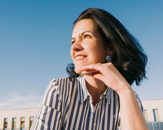 Usmívající se žena dívající se stranou