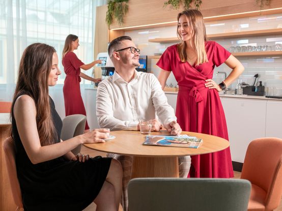 skupina mladých kolegů při neformálním rozhovoru v kuchyňce dialogica