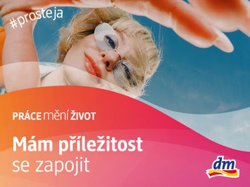 Fotografie k naší kampani Práce mění život zachycuje mladou ženu s brýlemi, která se dívá přímo do objektivu. Tento obraz symbolizuje otevřenost, autenticitu a jedinečnost lidí, které v dm hledáme pro náš týmu. Fotka ke kampani Práce mění život