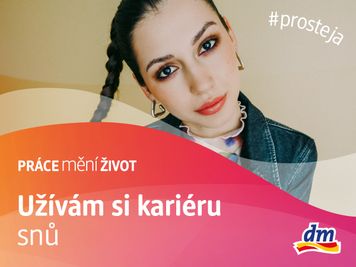 Mladá žena s copy v džínové bundě vyzařuje energii a autenticitu. Fotka ke kampani Práce mění život