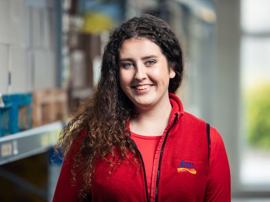 usmívající se kolegyně ze skladu