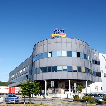 budova logistického centra dm v Jihlavě
