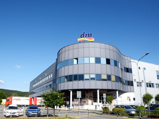 budova logistického centra dm v Jihlavě
