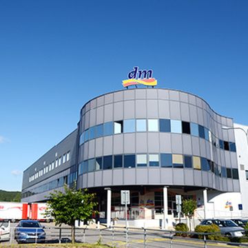 Exteriér logistického centra v Jihlavě.